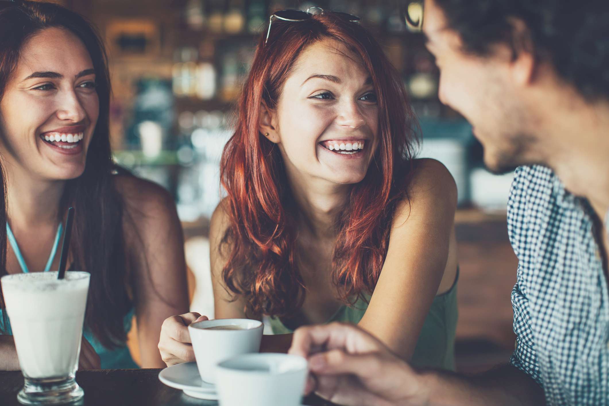 3 friends at a cafe